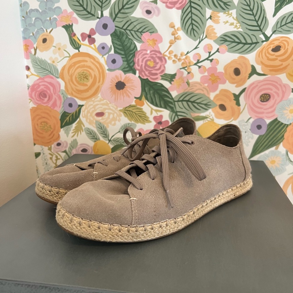 TOMS Shoes Womens Lena Espadrille Lace Up Suede Flats Size 9 Color: Beige/Gray